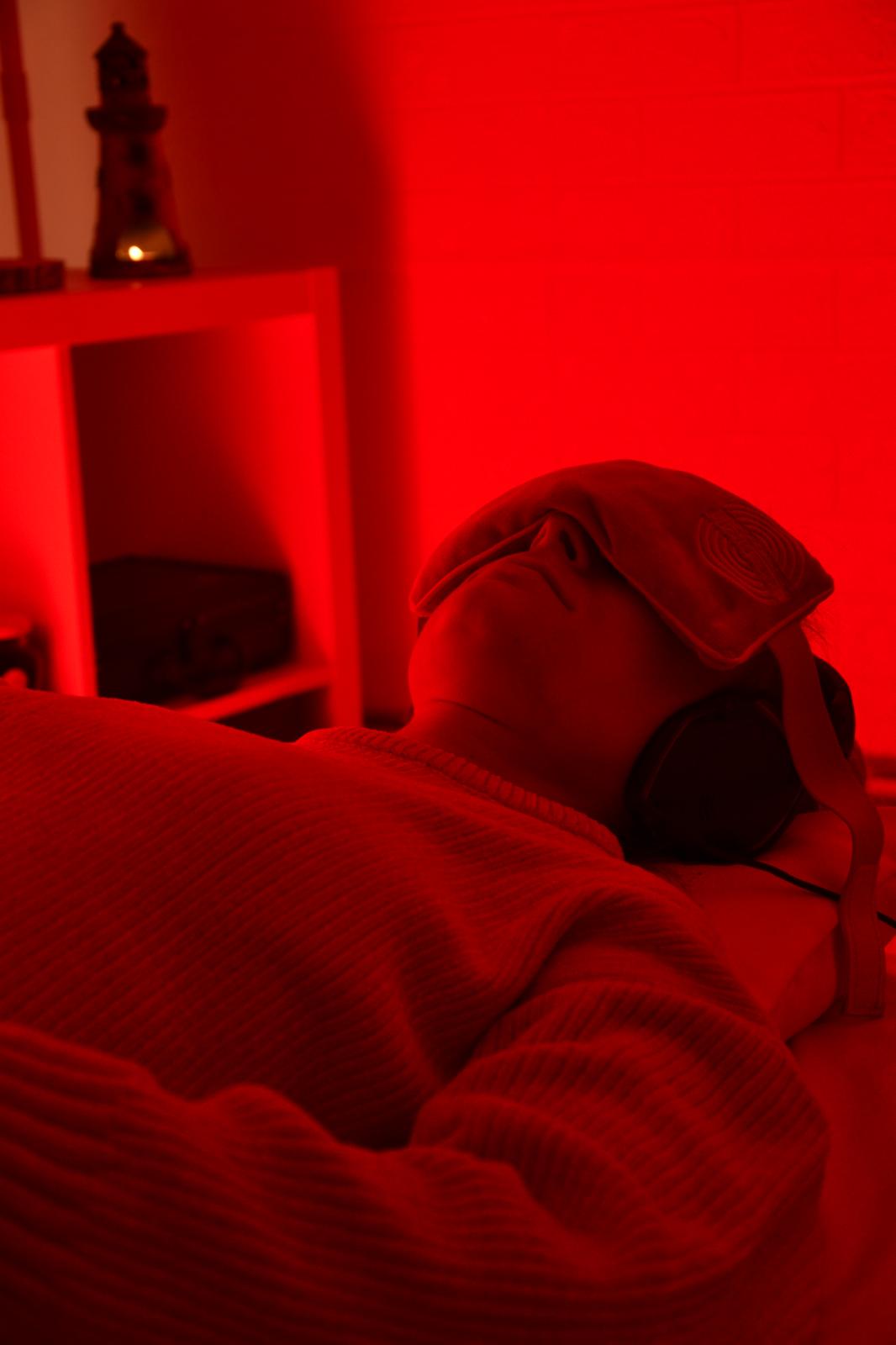 Oční polštářek a sluchátka při relaxaci