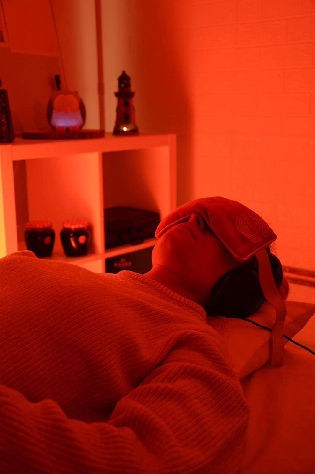 Klientka odpočívá během relaxačního sezení v SANCTUM